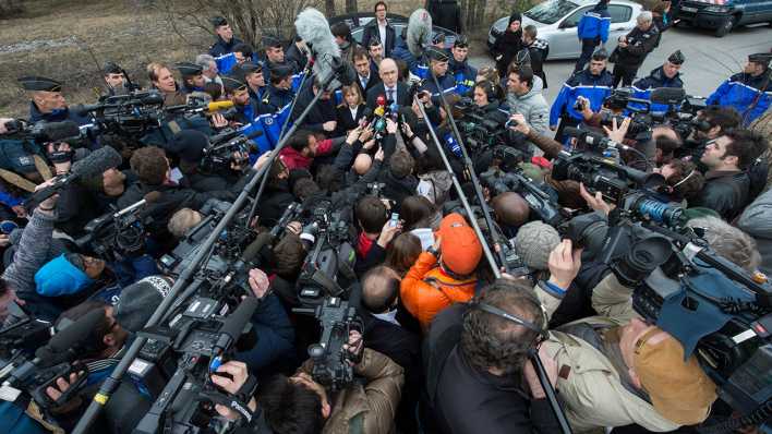 Der Staatsanwalt von Marseile, Brice Robin spricht in Seyne Les Alpes, Frankreich, mit den wartenden Journalisten (Bild: DPA)